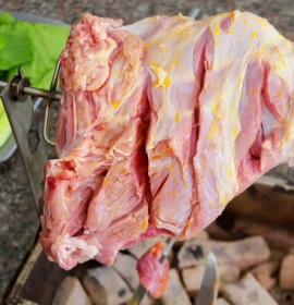 Đùi cừu lớn nướng tại bàn