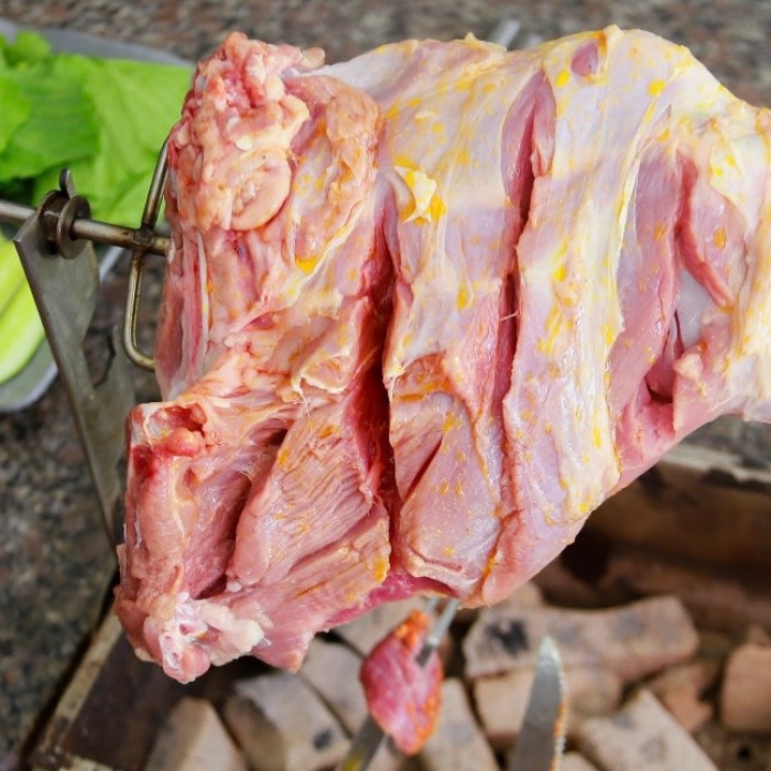 Đùi cừu lớn nướng tại bàn